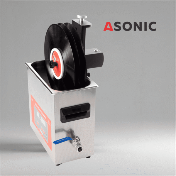 ASONIC приставка за почистване на винил за до пет плочи, показана върху ултразвуков почистващ апарат.