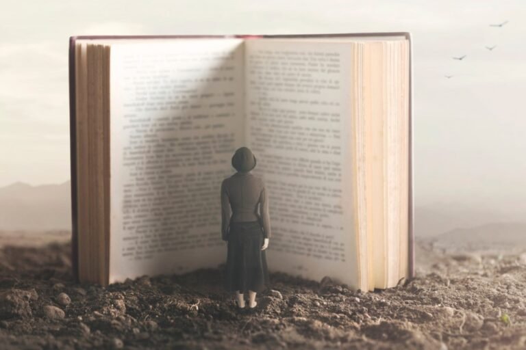 Човек, четящ голяма отворена книга, символизираща историята и напредъка на технологията за ултразвуково почистване.